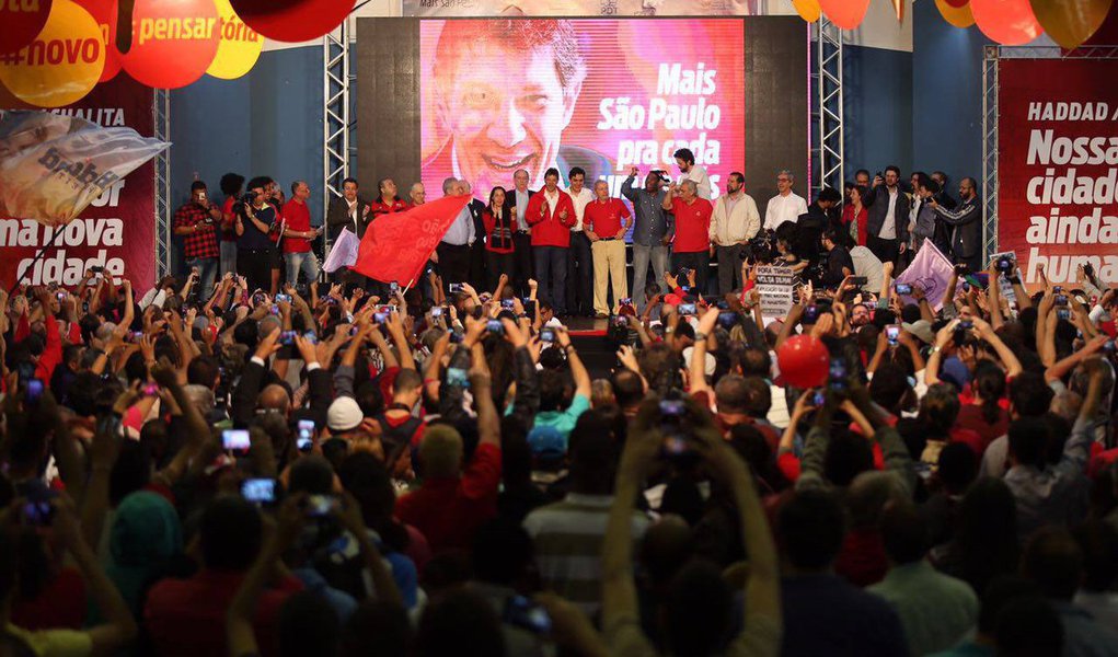 "Tem duas coisas que derrotam em uma eleição: cabeça baixa e arrogância. Vamos para esta eleição de cabeça erguida", disse o prefeito de São Paulo, Fernando Haddad (PT-SP), na convenção que o lançou candidato à reeleição; prefeito fez um balanço das principais políticas de seu governo e pediu que as pessoas comparassem as gestões do PT e dos demais; "Na cultura, no meio ambiente, na habitação... compare com nossos próprios governos do PT. Não vou pedir para comparar com Maluf, Pitta, Serra e Kassab porque seria de lavada. Não temos motivo nenhum para fazer campanha de cabeça baixa" (Foto: Aquiles Lins) "Tem duas coisas que derrotam em uma eleição: cabeça baixa e arrogância. Vamos para esta eleição de cabeça erguida", disse o prefeito de São Paulo, Fernando Haddad (PT-SP), na convenção que o lançou candidato à reeleição; prefeito fez um balanço das principais políticas de seu governo e pediu que as pessoas comparassem as gestões do PT e dos demais; "Na cultura, no meio ambiente, na habitação... compare com nossos próprios governos do PT. Não vou pedir para comparar com Maluf, Pitta, Serra e Kassab porque seria de lavada. Não temos motivo nenhum para fazer campanha de cabeça baixa"