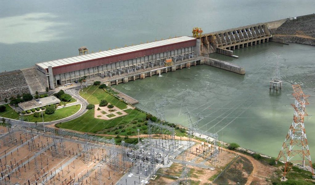 Preços da energia elétrica no mercado de curto prazo, ou spot, serão afetados a partir de novembro pela consideração de uma menor vazão nas hidrelétricas do Nordeste que deverá ser aplicada até dezembro de 2017, segundo a Agência Nacional de Energia Elétrica (Aneel); agência aprovou que os modelos computacionais que calculam os preços spot da eletricidade adotem já a partir do próximo mês procedimentos sugeridos pelo Operador Nacional do Sistema Elétrico (ONS) que incluem a consideração de uma vazão de 800 metros cúbicbros\segundo para as usinas de Sobradinho, Luiz Gonzaga, Paulo Afonso e Xingó (Foto: Paulo Emílio) Preços da energia elétrica no mercado de curto prazo, ou spot, serão afetados a partir de novembro pela consideração de uma menor vazão nas hidrelétricas do Nordeste que deverá ser aplicada até dezembro de 2017, segundo a Agência Nacional de Energia Elétrica (Aneel); agência aprovou que os modelos computacionais que calculam os preços spot da eletricidade adotem já a partir do próximo mês procedimentos sugeridos pelo Operador Nacional do Sistema Elétrico (ONS) que incluem a consideração de uma vazão de 800 metros cúbicbros\segundo para as usinas de Sobradinho, Luiz Gonzaga, Paulo Afonso e Xingó