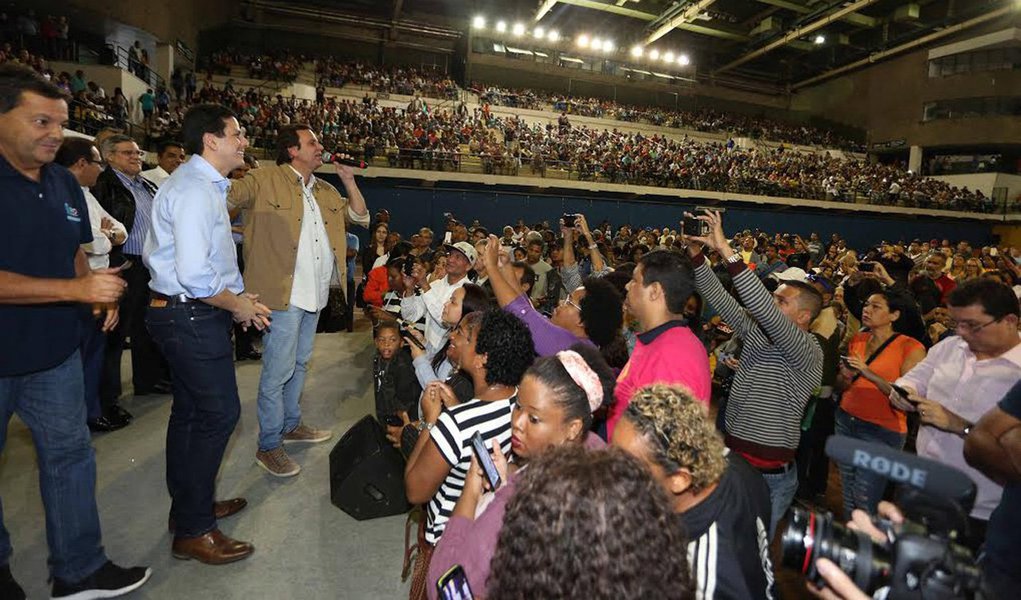 O prefeito do Rio, Eduardo Paes, acompanhado do ministro das Cidades, Bruno Araújo, fez a maior entrega da história do programa Minha Casa, Minha Vida na cidade do Rio de Janeiro; foram 4 mil chaves das 5 mil unidades a serem entregues até a próxima quarta-feira (29); o Rio de Janeiro é o campeão no País em número de moradias para baixa renda; desde 2009 foram entregues ou contratadas 59.666 unidades, através de parceria entre a prefeitura e o governo Federal (Foto: Leonardo Lucena) O prefeito do Rio, Eduardo Paes, acompanhado do ministro das Cidades, Bruno Araújo, fez a maior entrega da história do programa Minha Casa, Minha Vida na cidade do Rio de Janeiro; foram 4 mil chaves das 5 mil unidades a serem entregues até a próxima quarta-feira (29); o Rio de Janeiro é o campeão no País em número de moradias para baixa renda; desde 2009 foram entregues ou contratadas 59.666 unidades, através de parceria entre a prefeitura e o governo Federal