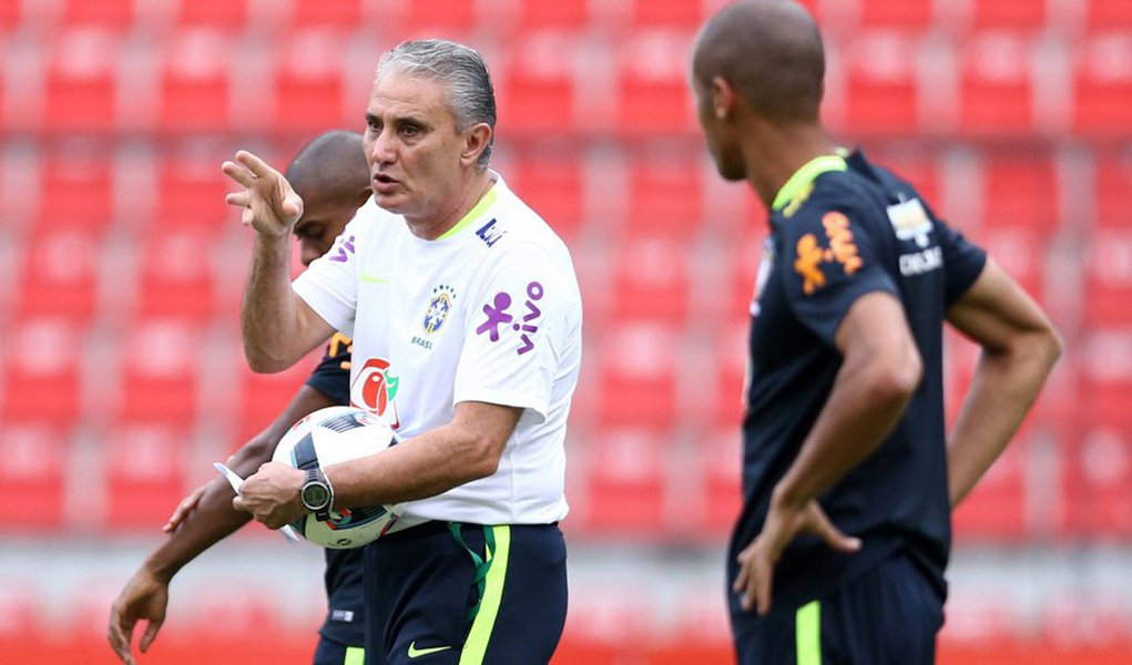 De olho na quarta vitória seguida sob o comando do técnico Tite, a seleção brasileira joga na terça-feira pela primeira vez nessa nova fase sem o atacante Neymar, que vai ser substituído por Willian contra a Venezuela, em Mérida, pelas eliminatórias da Copa do Mundo de 2018; outra mudança no time será a volta do meia Paulinho, que estava suspenso; ele entrará na vaga de Giuliano. (Foto: Gisele Federicce) De olho na quarta vitória seguida sob o comando do técnico Tite, a seleção brasileira joga na terça-feira pela primeira vez nessa nova fase sem o atacante Neymar, que vai ser substituído por Willian contra a Venezuela, em Mérida, pelas eliminatórias da Copa do Mundo de 2018; outra mudança no time será a volta do meia Paulinho, que estava suspenso; ele entrará na vaga de Giuliano.