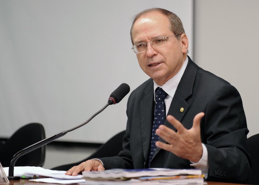 A Procuradoria Regional Eleitoral na Bahia (PRE) ingressou com recurso no Tribunal Superior Eleitoral pedindo cassação do mandato do deputado federal Roberto Britto (PP); ele é acusado de usar R$ 50 mil da verba parlamentar para confeccionar e distribuir panfletos de sua campanha de reeleição em 2014 no município de Jequié; o Procurador Regional Eleitoral Ruy Melo argumenta que o ato cometido por Britto "afrontou os princípios da moralidade e impessoalidade da administração pública, gerou desequilíbrio na disputa que estava preste a se iniciar e afetou a igualdade de oportunidades entre os candidatos" (Foto: Romulo Faro) A Procuradoria Regional Eleitoral na Bahia (PRE) ingressou com recurso no Tribunal Superior Eleitoral pedindo cassação do mandato do deputado federal Roberto Britto (PP); ele é acusado de usar R$ 50 mil da verba parlamentar para confeccionar e distribuir panfletos de sua campanha de reeleição em 2014 no município de Jequié; o Procurador Regional Eleitoral Ruy Melo argumenta que o ato cometido por Britto "afrontou os princípios da moralidade e impessoalidade da administração pública, gerou desequilíbrio na disputa que estava preste a se iniciar e afetou a igualdade de oportunidades entre os candidatos"