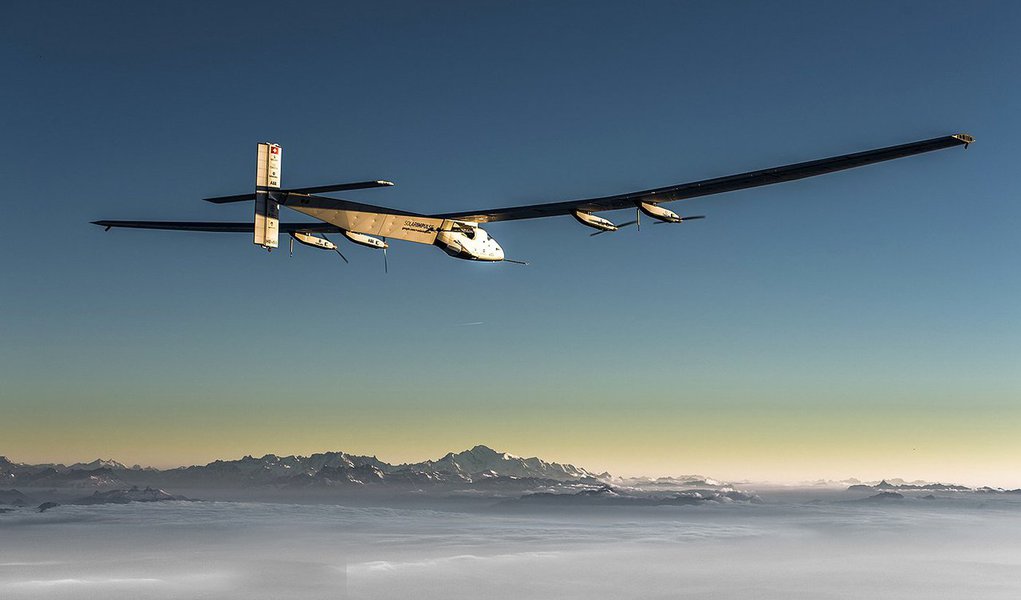 Movido somente a baterias que acumulam energia solar, o SI-2 iniciou a viagem de volta ao mundo em Abu Dhabi, no dia 9 de março de 2015. A aeronave é pilotada pelo suíço Bertrand Piccard, autor do primeiro voo transatlântico em um aeroplano capaz de voar sem combustível, similar ao usado no atual projeto (Foto: Leonardo Attuch) Movido somente a baterias que acumulam energia solar, o SI-2 iniciou a viagem de volta ao mundo em Abu Dhabi, no dia 9 de março de 2015. A aeronave é pilotada pelo suíço Bertrand Piccard, autor do primeiro voo transatlântico em um aeroplano capaz de voar sem combustível, similar ao usado no atual projeto