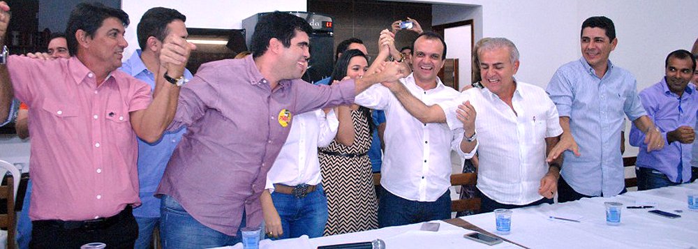 Deputado estadual Ricardo Ayres (PSB) desistiu nessa terça-feira, 28, de sua pré-candidatura a prefeito de Porto Nacional e declarou apoio ao vereador por Palmas e pré-candidato a prefeito, Joaquim Maia (PV); "Estamos fazendo um pacto pela nossa cidade, por entendermos que ela merece um lugar de destaque na política tocantinense. Para isso, vamos fazer Joaquim Maia prefeito", disse Ayres; Joaquim Maia disse que não conseguiria, sozinho, fazer as mudanças que a cidade precisa, caso seja eleito; "Doze anos já deu. Esta é a hora da mudança", disse o pevista, referindo-se ao grupo do prefeito e pré-candidato à reeleição, Otoniel Andrade (PSDB) (Foto: Aquiles Lins) Deputado estadual Ricardo Ayres (PSB) desistiu nessa terça-feira, 28, de sua pré-candidatura a prefeito de Porto Nacional e declarou apoio ao vereador por Palmas e pré-candidato a prefeito, Joaquim Maia (PV); "Estamos fazendo um pacto pela nossa cidade, por entendermos que ela merece um lugar de destaque na política tocantinense. Para isso, vamos fazer Joaquim Maia prefeito", disse Ayres; Joaquim Maia disse que não conseguiria, sozinho, fazer as mudanças que a cidade precisa, caso seja eleito; "Doze anos já deu. Esta é a hora da mudança", disse o pevista, referindo-se ao grupo do prefeito e pré-candidato à reeleição, Otoniel Andrade (PSDB)
