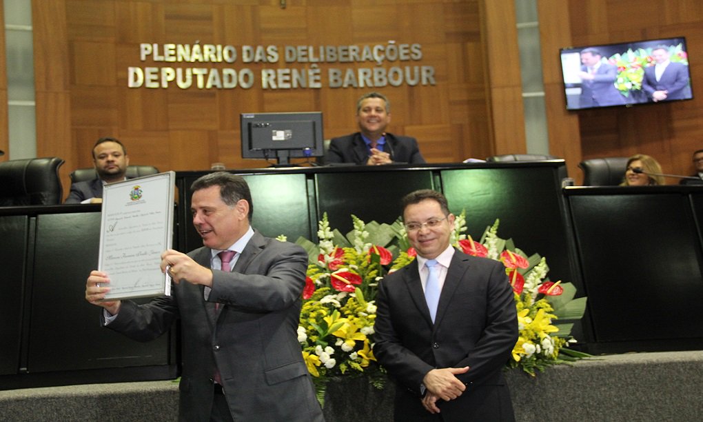 Em entrevista coletiva à imprensa de Cuiabá, onde recebeu o título de cidadão mato-grossense na noite de segunda-feira, governador goiano falou da força da Região Central do Brasil; "Quando digo que a região carrega o Brasil nas costas não estou usando de uma força de expressão. É a pura realidade. Hoje, 50% das exportações brasileiras saem daqui do Brasil Central. Os empregos líquidos que a gente tem no Brasil, também são oriundos daqui. Essa é uma região que não dá trabalho para o Brasil. Ao contrário, é uma região que ajuda o Brasil” (Foto: José Barbacena) Em entrevista coletiva à imprensa de Cuiabá, onde recebeu o título de cidadão mato-grossense na noite de segunda-feira, governador goiano falou da força da Região Central do Brasil; "Quando digo que a região carrega o Brasil nas costas não estou usando de uma força de expressão. É a pura realidade. Hoje, 50% das exportações brasileiras saem daqui do Brasil Central. Os empregos líquidos que a gente tem no Brasil, também são oriundos daqui. Essa é uma região que não dá trabalho para o Brasil. Ao contrário, é uma região que ajuda o Brasil”