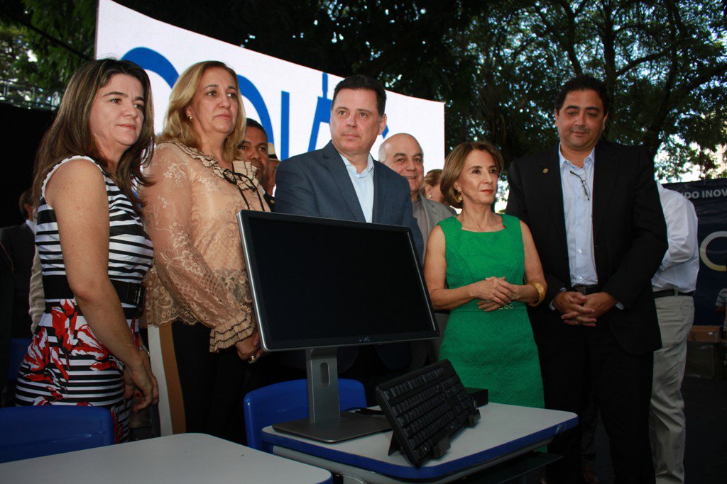 Governador Marconi Perillo entregou nesta terça-feira 26.369 jogos escolares e 1.030 computadores ao Parque Tecnológico Administrativo da Secretaria de Educação; computadores foram adquiridos com recursos exclusivamente do Tesouro Estadual, investimento que chegou a R$ 3,74 milhões; os 26.369 jogos escolares foram adquiridos com verba do Ministério da Educação por meio do Fundo Nacional de Desenvolvimento da Educação; eles serão utilizados para repor ou substituir o mobiliário de 1.153 escolas da rede estadual (Foto: José Barbacena) Governador Marconi Perillo entregou nesta terça-feira 26.369 jogos escolares e 1.030 computadores ao Parque Tecnológico Administrativo da Secretaria de Educação; computadores foram adquiridos com recursos exclusivamente do Tesouro Estadual, investimento que chegou a R$ 3,74 milhões; os 26.369 jogos escolares foram adquiridos com verba do Ministério da Educação por meio do Fundo Nacional de Desenvolvimento da Educação; eles serão utilizados para repor ou substituir o mobiliário de 1.153 escolas da rede estadual