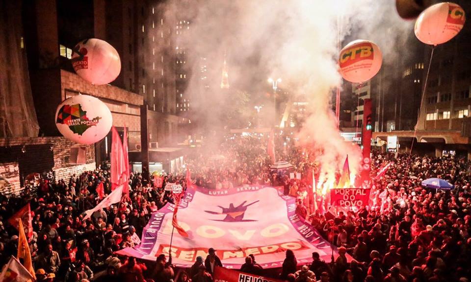 A Frente Povo Sem Medo, que reúne cerca de 30 movimentos sociais, entre eles, o MTST, deve divulgar no próximo sábado (25) uma nota com a defesa de um plebiscito que deve colocar entre as opções se a população quer ou não eleições diretas para a Presidência da República (Foto: Renato Rovai) A Frente Povo Sem Medo, que reúne cerca de 30 movimentos sociais, entre eles, o MTST, deve divulgar no próximo sábado (25) uma nota com a defesa de um plebiscito que deve colocar entre as opções se a população quer ou não eleições diretas para a Presidência da República