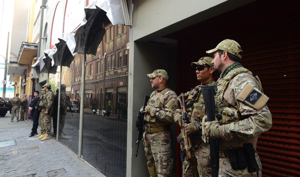 Jornalista Fernando Brito questiona a necessidade de “fuzileiros” na porta da sede do PT, "posando para fotos junto do toldo com a marca do partido", às 6h da manhã desta quinta, na deflagração da Operação Custo Brasil; "É assim que a Polícia Federal quer ser vista como uma instituição qualificada e eficiente, quando se porta como uma tropa de choque? Qualquer que seja a razão da operação na sede petista – como seria na de qualquer partido – não há nenhuma razão para transformá-la num cenário de guerra", afirma ele (Foto: Gisele Federicce) Jornalista Fernando Brito questiona a necessidade de “fuzileiros” na porta da sede do PT, "posando para fotos junto do toldo com a marca do partido", às 6h da manhã desta quinta, na deflagração da Operação Custo Brasil; "É assim que a Polícia Federal quer ser vista como uma instituição qualificada e eficiente, quando se porta como uma tropa de choque? Qualquer que seja a razão da operação na sede petista – como seria na de qualquer partido – não há nenhuma razão para transformá-la num cenário de guerra", afirma ele