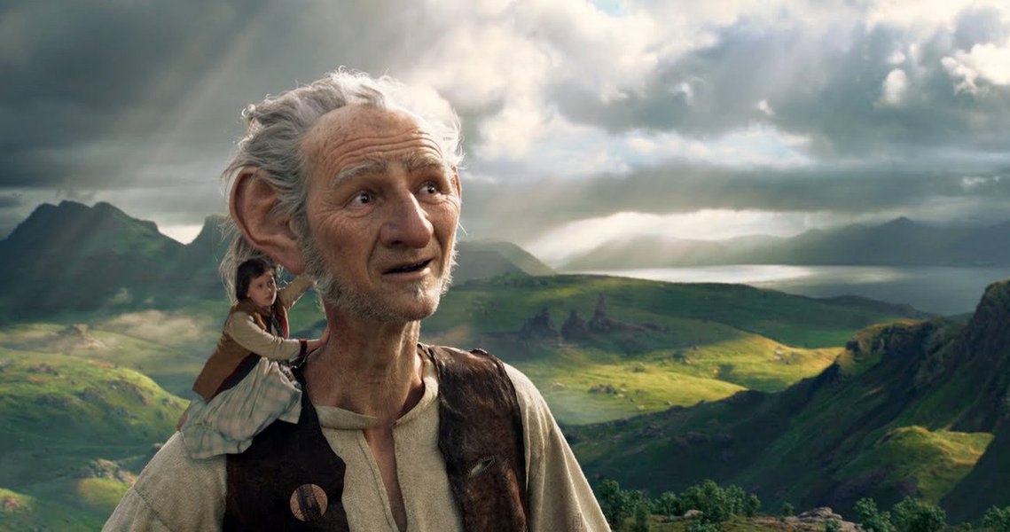 Diretor Steven Spielberg está de volta aos filmes feitos com um olhar infantil em "O Bom Gigante Amigo", adaptação cinematográfica do livro do autor britânico Ronald Dahl; aventura acompanha a jovem Sophie, interpretada por Ruby Barnhill, que conhece um gigante, vivido pelo vencedor do Oscar Mark Rylance, que, ao contrário de seus colegas, não devora crianças; "Eu não nadava nessa piscina infantil há muito tempo", disse Spielberg (Foto: Paulo Emílio) Diretor Steven Spielberg está de volta aos filmes feitos com um olhar infantil em "O Bom Gigante Amigo", adaptação cinematográfica do livro do autor britânico Ronald Dahl; aventura acompanha a jovem Sophie, interpretada por Ruby Barnhill, que conhece um gigante, vivido pelo vencedor do Oscar Mark Rylance, que, ao contrário de seus colegas, não devora crianças; "Eu não nadava nessa piscina infantil há muito tempo", disse Spielberg