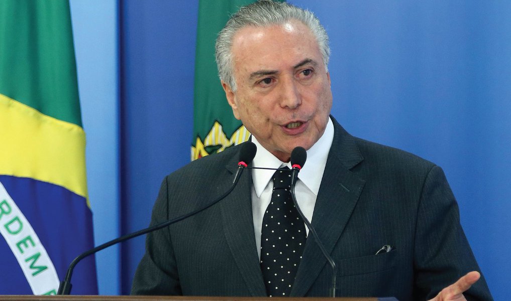 Ao contrário do que disse em evento no Palácio do Planalto no início do mês, quando assegurou que os percentuais referentes a saúde e educação não seriam modificados, o presidente interino incluiu as duas áreas em sua proposta de limitação de gastos públicos enviada ao Congresso; ao anunciar o pacote econômico, o ministro da Fazenda, Henrique Meirelles, disse que Michel Temer "não só concorda como é o grande patrocinador desse plano" (Foto: Gisele Federicce) Ao contrário do que disse em evento no Palácio do Planalto no início do mês, quando assegurou que os percentuais referentes a saúde e educação não seriam modificados, o presidente interino incluiu as duas áreas em sua proposta de limitação de gastos públicos enviada ao Congresso; ao anunciar o pacote econômico, o ministro da Fazenda, Henrique Meirelles, disse que Michel Temer "não só concorda como é o grande patrocinador desse plano"