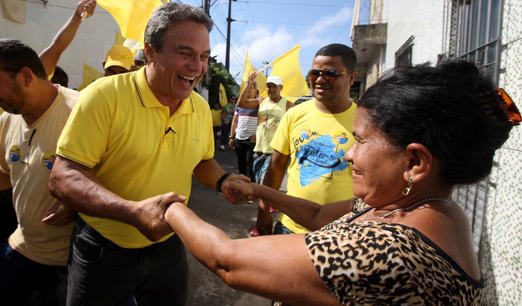 Zenaldo Coutinho (PSDB), prefeito de Belém e candidato à reeleição, pode ter recebido uma doação não declarada à Justiça Eleitoral, no valor de R$ 2,150 milhões, para sua campanha; valor teria sido doado pelo Sindicato das Transportadoras de Belém, segundo conversa de um ex-integrante da entidade e o dono de uma fornecedora de combustíveis; "Eu sei que o sindicato deu 2 milhões... 2 milhões e 150 mil", diz Alfred Lima a Washington Lima, dono da fornecedora de combustíveis Londrina Petróleo; prestação de contas do tucano não menciona a doação citada (Foto: Aquiles Lins) Zenaldo Coutinho (PSDB), prefeito de Belém e candidato à reeleição, pode ter recebido uma doação não declarada à Justiça Eleitoral, no valor de R$ 2,150 milhões, para sua campanha; valor teria sido doado pelo Sindicato das Transportadoras de Belém, segundo conversa de um ex-integrante da entidade e o dono de uma fornecedora de combustíveis; "Eu sei que o sindicato deu 2 milhões... 2 milhões e 150 mil", diz Alfred Lima a Washington Lima, dono da fornecedora de combustíveis Londrina Petróleo; prestação de contas do tucano não menciona a doação citada
