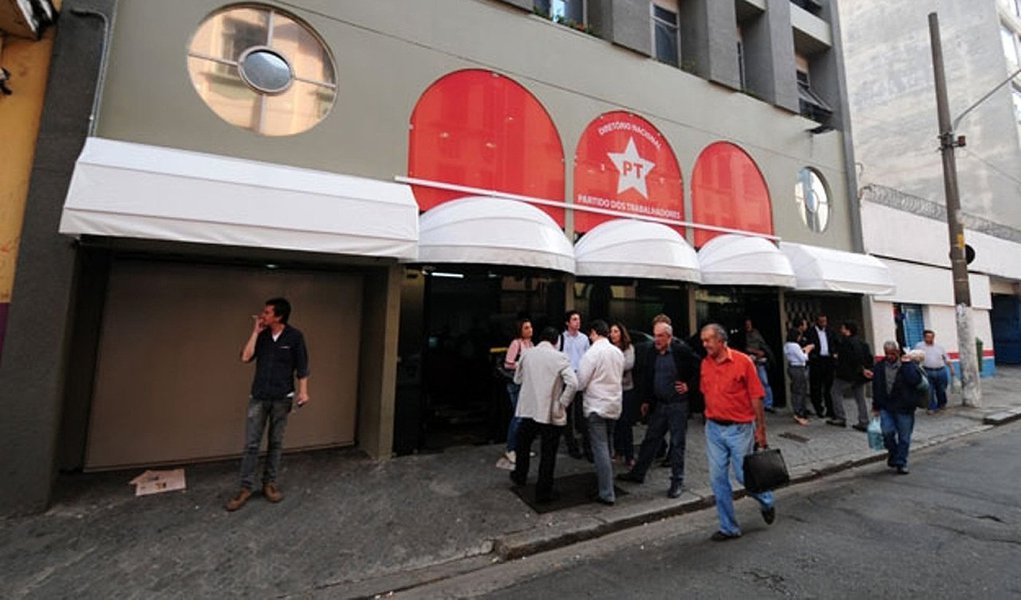 Legenda perdeu todos os recursos que apresentou ao TSE (Tribunal Superior Eleitoral) para reverter decisão de 2015 que suspendia a transferência de recursos por esse período; o PT foi condenado porque, em 2009, usou recursos do fundo partidário para pagar o empréstimo que tomou no Banco Rural em 2003 e que deu origem ao chamado mensalão; o partido recebe R$ 7,9 milhões por mês do fundo (Foto: Roberta Namour) Legenda perdeu todos os recursos que apresentou ao TSE (Tribunal Superior Eleitoral) para reverter decisão de 2015 que suspendia a transferência de recursos por esse período; o PT foi condenado porque, em 2009, usou recursos do fundo partidário para pagar o empréstimo que tomou no Banco Rural em 2003 e que deu origem ao chamado mensalão; o partido recebe R$ 7,9 milhões por mês do fundo
