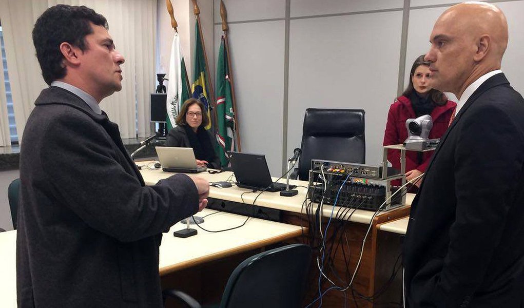 Até então ninguém sabia que a Lava-Jato estava carecendo de infra-estrutura e de recursos humanos, pois nem Moro ou seus companheiros de investigação haviam feito qualquer reivindicação nesse sentido. Ou será que o ministro Alexandre de Moraes imagina que todos os brasileiros são imbecis? (Foto: Ribamar Fonseca) Até então ninguém sabia que a Lava-Jato estava carecendo de infra-estrutura e de recursos humanos, pois nem Moro ou seus companheiros de investigação haviam feito qualquer reivindicação nesse sentido. Ou será que o ministro Alexandre de Moraes imagina que todos os brasileiros são imbecis?