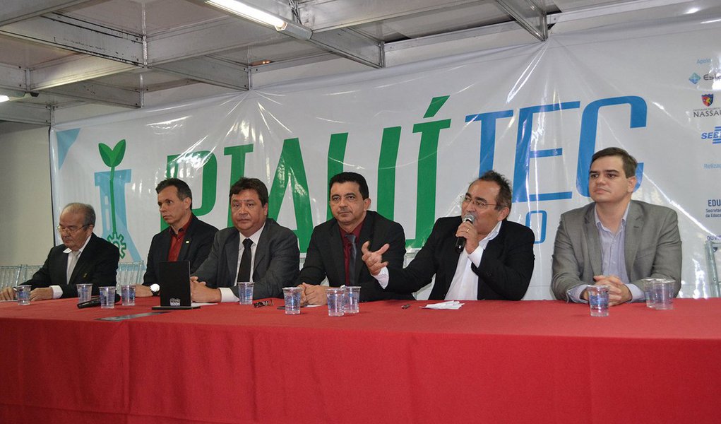 Começou a Piauí Tec, uma feira que faz parte da Semana Nacional de Ciência e Tecnologia; a Fundação de Amparo à Pesquisa do Estado do Piauí (Fapepi) é uma das parcerias da atividade, que no estado é organizado pela Secretaria do Desenvolvimento Econômico e Tecnológico (Sedet); o evento está sendo realizado no Riverside Shopping e suas atividades seguem até esta quinta-feira (20); presidente da Fapepi, Francisco Guedes mobilizou toda a equipe da Fundação em apoio ao evento e comemora mais essa grande parceria (Foto: Leonardo Lucena) Começou a Piauí Tec, uma feira que faz parte da Semana Nacional de Ciência e Tecnologia; a Fundação de Amparo à Pesquisa do Estado do Piauí (Fapepi) é uma das parcerias da atividade, que no estado é organizado pela Secretaria do Desenvolvimento Econômico e Tecnológico (Sedet); o evento está sendo realizado no Riverside Shopping e suas atividades seguem até esta quinta-feira (20); presidente da Fapepi, Francisco Guedes mobilizou toda a equipe da Fundação em apoio ao evento e comemora mais essa grande parceria