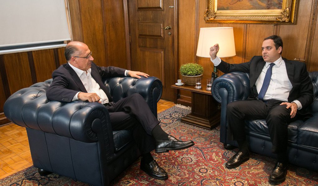 Oficialmente, o governador de São Paulo cumpre uma agenda na área de saúde, mas nos bastidores, deverá estreitar relações com o PSB, do governador de Pernambuco, Paulo Câmara; os socialistas, que têm a vice de Geraldo Alckmin, com Márcio França, afirmam, em reserva, que o antigo convite para que o tucano migre para o PSB a fim de disputar o Planalto em 2018 continua de pé (Foto: Paulo Emílio) Oficialmente, o governador de São Paulo cumpre uma agenda na área de saúde, mas nos bastidores, deverá estreitar relações com o PSB, do governador de Pernambuco, Paulo Câmara; os socialistas, que têm a vice de Geraldo Alckmin, com Márcio França, afirmam, em reserva, que o antigo convite para que o tucano migre para o PSB a fim de disputar o Planalto em 2018 continua de pé