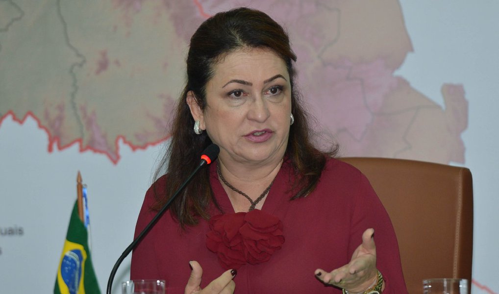 Senadora Kátia Abreu (PMDB-TO) saiu em defesa da presidente Dilma e disparou críticas contra o processo de impeachment no Twitter; "Dilma não quebrou o país. E estão pegando pêlo em ovo sim. Castigar alguém por ações que foram praticados por todos os ex é preconceito", postou; "Qual partido neste país não está envolvido em denúncias e delações?Muitos que hoje criticam Dilma eram seus ministros até 2 meses atrás", alfinetou; Kátia destacou ter "convicção" de que está "do lado certo"; "Ela não é corrupta", afirmou (Foto: Gisele Federicce) Senadora Kátia Abreu (PMDB-TO) saiu em defesa da presidente Dilma e disparou críticas contra o processo de impeachment no Twitter; "Dilma não quebrou o país. E estão pegando pêlo em ovo sim. Castigar alguém por ações que foram praticados por todos os ex é preconceito", postou; "Qual partido neste país não está envolvido em denúncias e delações?Muitos que hoje criticam Dilma eram seus ministros até 2 meses atrás", alfinetou; Kátia destacou ter "convicção" de que está "do lado certo"; "Ela não é corrupta", afirmou