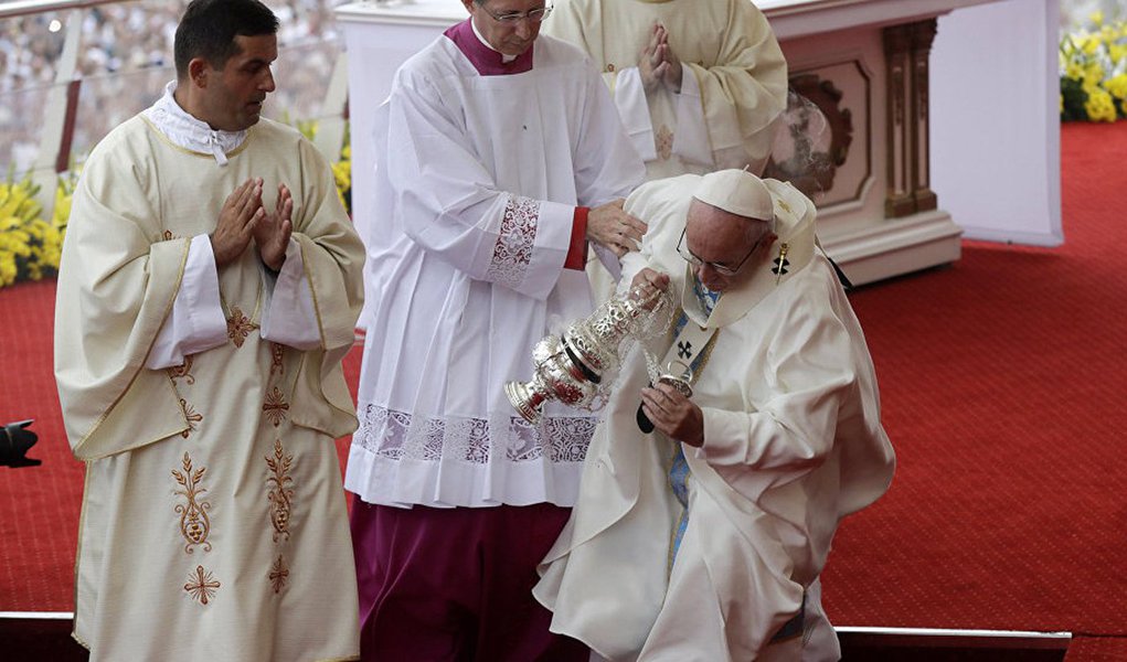 Durante uma missa realizada no santuário de Jasna Gora, em homenagem a Nossa Senhora de Czestochowa, na Polônia, o papa Francisco acabou caindo no altar montado para a celebração; incidente ocorreu quando o pontífice estava se aproximando da imagem da santa pintada em um quadro com os incensos; ele foi ajudado por outros religiosos e retomou a celebração normalmente (Foto: Paulo Emílio) Durante uma missa realizada no santuário de Jasna Gora, em homenagem a Nossa Senhora de Czestochowa, na Polônia, o papa Francisco acabou caindo no altar montado para a celebração; incidente ocorreu quando o pontífice estava se aproximando da imagem da santa pintada em um quadro com os incensos; ele foi ajudado por outros religiosos e retomou a celebração normalmente