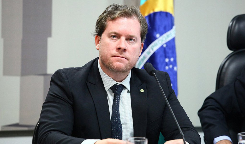 O deputado federal Marx Beltrão (PMDB-AL) ainda disputa a vaga pelo comando do Ministério do Turismo após a renúncia do Henrique Eduardo Alves (PMDB-RN), denunciado pela PGR por manter contas secretas na Suíça. Indicado pela maioria da bancada peemedebista na Câmara, Beltrão tem três parlamentares mineiros: Newton Cardoso Júnior, Leonardo Quintão e Saraiva Felipe; uma pessoa ligada ao partido garantiu que a indicação do parlamentar alagoano para o cargo partiu da própria bancada e não do presidente do Senado, Renan Calheiros; segundo os bastidores, contam a favor de Beltrão pontos como o apoio da bancada e o fato de ele ser visto como figura agregadora dentro do partido, com bom trânsito nas bancadas de todos as regiões, principalmente Norte e Nordeste (Foto: Leonardo Lucena) O deputado federal Marx Beltrão (PMDB-AL) ainda disputa a vaga pelo comando do Ministério do Turismo após a renúncia do Henrique Eduardo Alves (PMDB-RN), denunciado pela PGR por manter contas secretas na Suíça. Indicado pela maioria da bancada peemedebista na Câmara, Beltrão tem três parlamentares mineiros: Newton Cardoso Júnior, Leonardo Quintão e Saraiva Felipe; uma pessoa ligada ao partido garantiu que a indicação do parlamentar alagoano para o cargo partiu da própria bancada e não do presidente do Senado, Renan Calheiros; segundo os bastidores, contam a favor de Beltrão pontos como o apoio da bancada e o fato de ele ser visto como figura agregadora dentro do partido, com bom trânsito nas bancadas de todos as regiões, principalmente Norte e Nordeste