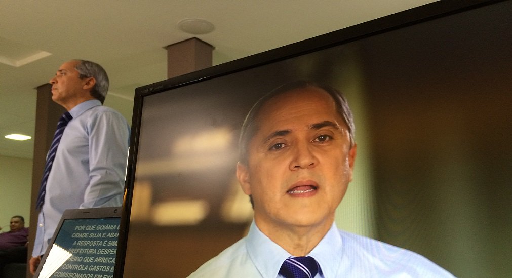 Em sua nova pílula, pré-candidato do PTB diz que Goiânia é hoje uma cidade suja e abandonada porque "a prefeitura desperdiça o que arrecada. Não controla gastos e tem comissionados em excesso"; Luiz Bittencourt diz ainda que a gestão desregulada faz com que não sobre "dinheiro nem para os serviços básicos"; "Vamos reduzir secretarias, cortar cargos e fazer gestão técnica, 100% transparente. Economizando, teremos recursos para administrar bem a cidade, investindo na saúde, educação e segurança" (Foto: José Barbacena) Em sua nova pílula, pré-candidato do PTB diz que Goiânia é hoje uma cidade suja e abandonada porque "a prefeitura desperdiça o que arrecada. Não controla gastos e tem comissionados em excesso"; Luiz Bittencourt diz ainda que a gestão desregulada faz com que não sobre "dinheiro nem para os serviços básicos"; "Vamos reduzir secretarias, cortar cargos e fazer gestão técnica, 100% transparente. Economizando, teremos recursos para administrar bem a cidade, investindo na saúde, educação e segurança"