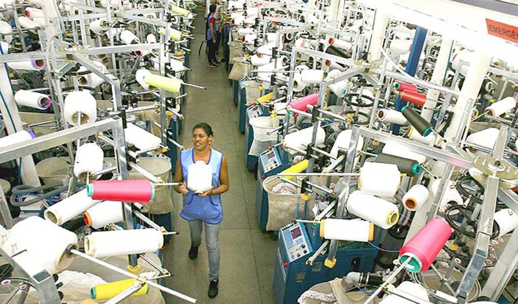 Pesquisa de Nível de Emprego do Departamento de Pesquisas e Estudos Econômicos (Depecon) da Federação e do Centro das Indústrias do Estado de São Paulo (Fiesp e Ciesp) aponta que a indústria de transformação paulista fechou 11 mil postos de trabalho em agosto, recuo de 0,49% em relação ao mês anterior; projeções apontam que a indústria paulista deverá fechar 165 mil postos de trabalho neste ano, contra 235,5 mil no ano passado (Foto: Paulo Emílio) Pesquisa de Nível de Emprego do Departamento de Pesquisas e Estudos Econômicos (Depecon) da Federação e do Centro das Indústrias do Estado de São Paulo (Fiesp e Ciesp) aponta que a indústria de transformação paulista fechou 11 mil postos de trabalho em agosto, recuo de 0,49% em relação ao mês anterior; projeções apontam que a indústria paulista deverá fechar 165 mil postos de trabalho neste ano, contra 235,5 mil no ano passado
