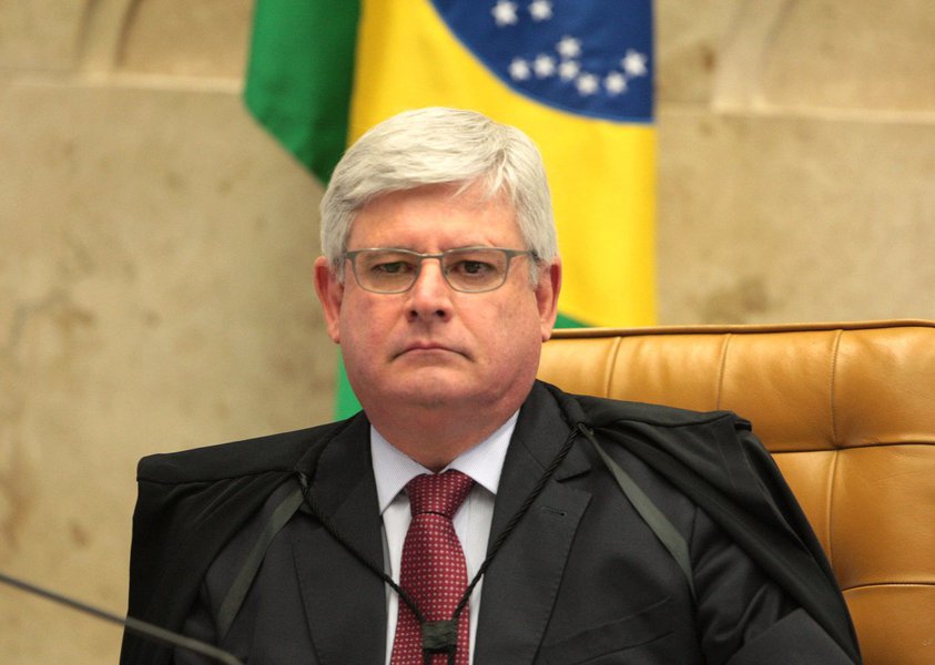 O Superior Tribunal de Justiça (STJ) deu prazo de dez dias para que a Secretaria de Segurança Pública da Bahia, o Tribunal de Justiça do Estado e a 2ª Vara do Tribunal do Júri da Comarca de Salvador apresentem informações sobre o inquérito aberto para investigar a operação policial que resultou na morte de 12 pessoa, conhecida como 'chacina do Cabula', em fevereiro de 2015; decisão é motivada pelo pedido do procurador-geral da República, Rodrigo Janot, para que a investigação do caso seja transferida da Justiça baiana para a Federal; para Janot (foto), o caso traz "indícios fortes", que merecem apuração adequada, de que agentes públicos promoveram "verdadeira execução, sem chance de defesa das vítimas, o que configura grave violação de direitos humanos" (Foto: Romulo Faro) O Superior Tribunal de Justiça (STJ) deu prazo de dez dias para que a Secretaria de Segurança Pública da Bahia, o Tribunal de Justiça do Estado e a 2ª Vara do Tribunal do Júri da Comarca de Salvador apresentem informações sobre o inquérito aberto para investigar a operação policial que resultou na morte de 12 pessoa, conhecida como 'chacina do Cabula', em fevereiro de 2015; decisão é motivada pelo pedido do procurador-geral da República, Rodrigo Janot, para que a investigação do caso seja transferida da Justiça baiana para a Federal; para Janot (foto), o caso traz "indícios fortes", que merecem apuração adequada, de que agentes públicos promoveram "verdadeira execução, sem chance de defesa das vítimas, o que configura grave violação de direitos humanos"