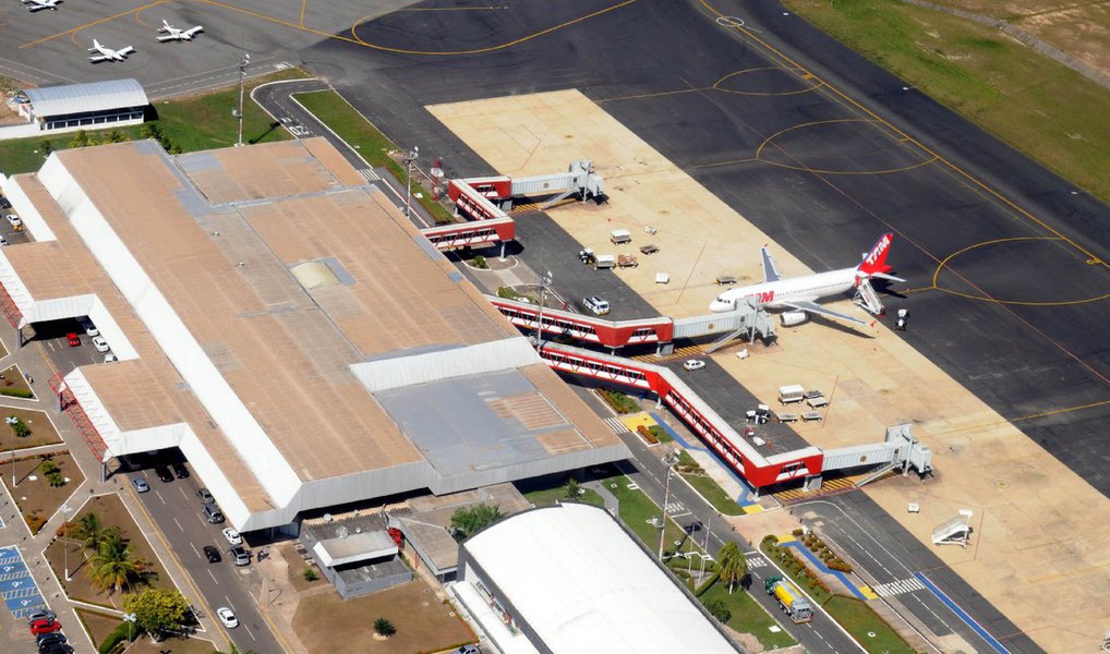 O governador do Maranhão, Flávio Dino, recebeu dirigentes da Empresa Brasileira de Infraestrutura Aeroportuária (Infraero) no Palácio dos Leões para tratar sobre o caos no aeroporto internacional de São Luís (MA), Marechal Hugo da Cunha Machado. A Infraero garantiu que problemas já foram resolvidos e o terminal funciona normalmente; um curto-circuito causou um princípio de incêndio na noite de sexta-feira (17) no aeroporto e prejudicou o embarque e desembarque de passageiros durante o fim de semana (Foto: Leonardo Lucena) O governador do Maranhão, Flávio Dino, recebeu dirigentes da Empresa Brasileira de Infraestrutura Aeroportuária (Infraero) no Palácio dos Leões para tratar sobre o caos no aeroporto internacional de São Luís (MA), Marechal Hugo da Cunha Machado. A Infraero garantiu que problemas já foram resolvidos e o terminal funciona normalmente; um curto-circuito causou um princípio de incêndio na noite de sexta-feira (17) no aeroporto e prejudicou o embarque e desembarque de passageiros durante o fim de semana