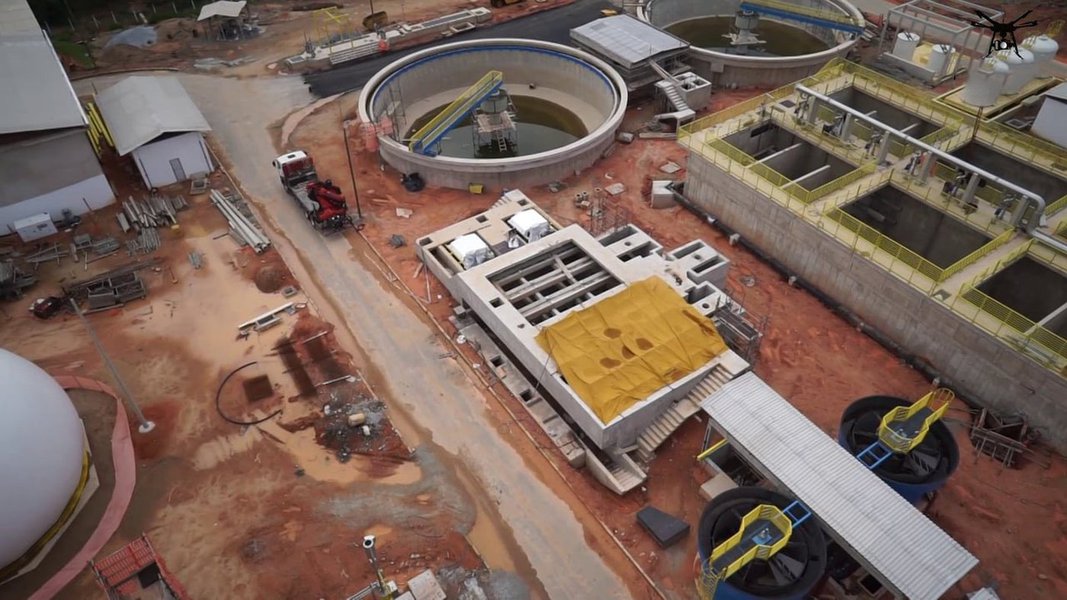 O MP-MG instaurou inquérito para investigar suposto superfaturamento e desvio de recursos públicos em obras da Copasa executadas pela construtora Camargo Corrêa, alvo da Operação Lava Jato, no município de Ibirité, na região metropolitana de Belo Horizonte; a obra teve um orçamento de R$ 121,9 milhões conforme a licitação, mas custou R$ 180 milhões para a companhia. Mesmo com os aditivos de 50% do valor inicial, o sistema de esgoto contratado não foi concluído; a Copasa terá que realizar outra licitação, estimada em R$ 50 milhões, para terminar a obra (Foto: Leonardo Lucena) O MP-MG instaurou inquérito para investigar suposto superfaturamento e desvio de recursos públicos em obras da Copasa executadas pela construtora Camargo Corrêa, alvo da Operação Lava Jato, no município de Ibirité, na região metropolitana de Belo Horizonte; a obra teve um orçamento de R$ 121,9 milhões conforme a licitação, mas custou R$ 180 milhões para a companhia. Mesmo com os aditivos de 50% do valor inicial, o sistema de esgoto contratado não foi concluído; a Copasa terá que realizar outra licitação, estimada em R$ 50 milhões, para terminar a obra