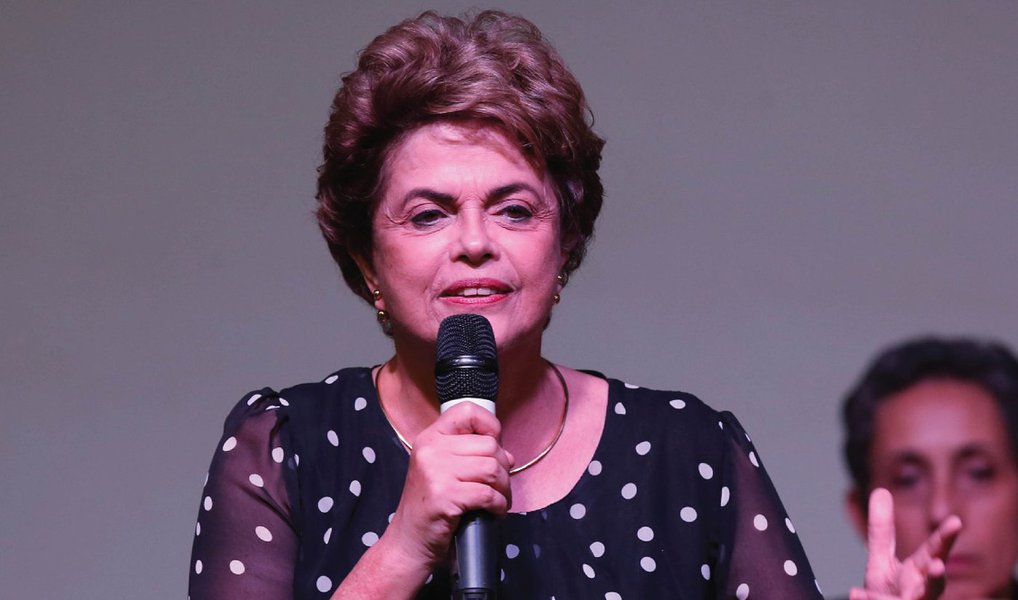 Documento trará compromissos a serem assumidos pela presidente caso retorne ao Palácio do Planalto, e inclui debate com partidos e movimentos sociais que a apoiam; a "Carta" trará propostas concretas para Educação, Saúde e continuação plena de programas como o Minha Casa, Minha Vida, além de mudanças na área econômica que levem em conta o que deseja a sociedade, como regras na Previdência discutidas com os trabalhadores, e a reforma política (Foto: Valter Lima) Documento trará compromissos a serem assumidos pela presidente caso retorne ao Palácio do Planalto, e inclui debate com partidos e movimentos sociais que a apoiam; a "Carta" trará propostas concretas para Educação, Saúde e continuação plena de programas como o Minha Casa, Minha Vida, além de mudanças na área econômica que levem em conta o que deseja a sociedade, como regras na Previdência discutidas com os trabalhadores, e a reforma política