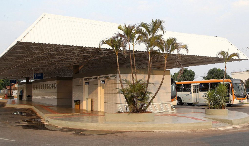 O Distrito Federal ganhou, desde o ano passado, dez terminais de ônibus — novos ou reformados — em oito regiões administrativas de Brasília; outros cinco serão inaugurados ainda em 2016 e mais dois até o início de 2017; com as novidades, mais de 720 mil pessoas serão beneficiadas; os terminais (oito construídos e nove reformados) têm a arquitetura bem diferente da anterior, com soluções que garantem acessibilidade (Foto: Leonardo Lucena) O Distrito Federal ganhou, desde o ano passado, dez terminais de ônibus — novos ou reformados — em oito regiões administrativas de Brasília; outros cinco serão inaugurados ainda em 2016 e mais dois até o início de 2017; com as novidades, mais de 720 mil pessoas serão beneficiadas; os terminais (oito construídos e nove reformados) têm a arquitetura bem diferente da anterior, com soluções que garantem acessibilidade