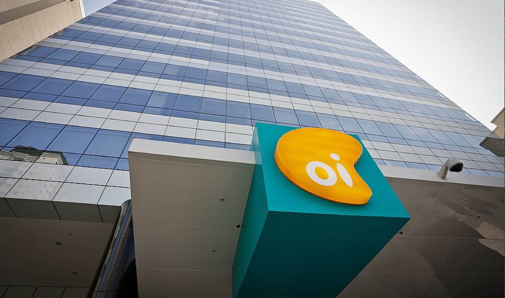 O juiz Fernando Viana, da 7ª Vara Empresarial do Rio, deferiu na noite desta quarta (29) o pedido de recuperação judicial do Grupo Oi; a empresa diz ter um total de R$ 65,4 bilhões em dívidas; o juiz determinou também que a Agência Nacional de Telecomunicações (Anatel) apresente, no prazo de cinco dias, uma relação de até cinco empresas, com "idoneidade e expertise sobre a matéria", que será avaliada pela Justiça para nomeação do administrador judicial (Foto: Valter Lima) O juiz Fernando Viana, da 7ª Vara Empresarial do Rio, deferiu na noite desta quarta (29) o pedido de recuperação judicial do Grupo Oi; a empresa diz ter um total de R$ 65,4 bilhões em dívidas; o juiz determinou também que a Agência Nacional de Telecomunicações (Anatel) apresente, no prazo de cinco dias, uma relação de até cinco empresas, com "idoneidade e expertise sobre a matéria", que será avaliada pela Justiça para nomeação do administrador judicial