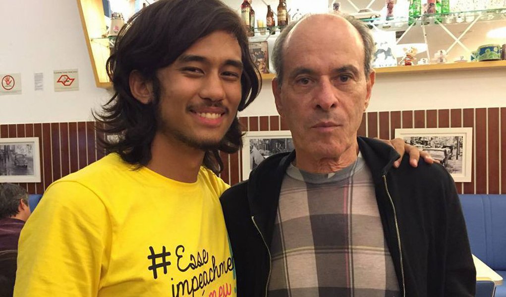 Juíza Daniela Dejuste de Paula, da 21ª Vara Cível de São Paulo, acolheu ação proposta por Ney Matogrosso contra Facebook e Google, sobre a mentira publicada pelo líder do MBL, Kim Kataguiri; "Esse garoto chegou perto de mim numa lanchonete em São Paulo e pediu pra tirar uma foto comigo eu disse sim, foram as únicas palavras trocadas entre nós, não sei quem é, nem me perguntou o que eu achava sobre o assunto, é um imbecil!", disse Ney; Kataguiri admitiu que o cantor não havia se manifestado em favor do impedimento de Dilma Rousseff (Foto: Paulo Emílio) Juíza Daniela Dejuste de Paula, da 21ª Vara Cível de São Paulo, acolheu ação proposta por Ney Matogrosso contra Facebook e Google, sobre a mentira publicada pelo líder do MBL, Kim Kataguiri; "Esse garoto chegou perto de mim numa lanchonete em São Paulo e pediu pra tirar uma foto comigo eu disse sim, foram as únicas palavras trocadas entre nós, não sei quem é, nem me perguntou o que eu achava sobre o assunto, é um imbecil!", disse Ney; Kataguiri admitiu que o cantor não havia se manifestado em favor do impedimento de Dilma Rousseff