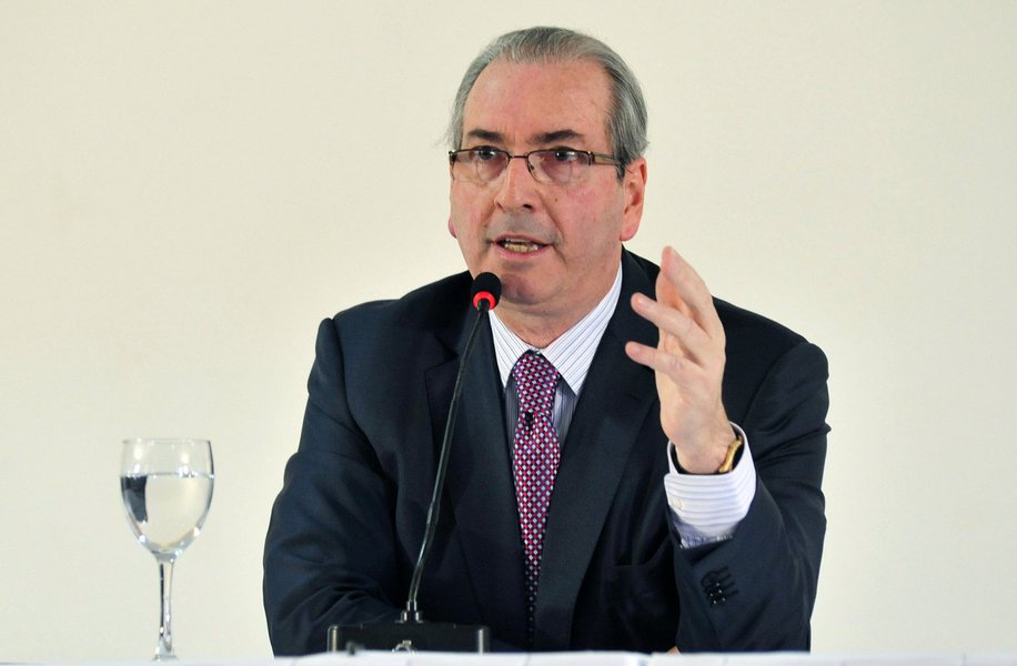 Em entrevista coletiva no Hotel Nacional em Brasília, o presidente afastado da Câmara disse nesta manhã estar convicto de que não mentiu sobre ter contas no exterior e afirmou que tem sofrido cerceamento de defesa; "Resolvi voltar com regularidade prestar satisfações, eu mesmo me expor ao debate, às entrevistas porque isto está me prejudicando. Há um nítido cerceamento de defesa meu", declarou; Eduardo Cunha (PMDB-RJ) disse não ser "nem vilão, nem herói" no processo de impeachment, mas que ter contribuído com o afastamento do governo do PT será uma marca que ele carregará "com orgulho"; o deputado voltou a dizer que "não tem o que delatar", pois não cometeu crime (Foto: Ana Pupulin) Em entrevista coletiva no Hotel Nacional em Brasília, o presidente afastado da Câmara disse nesta manhã estar convicto de que não mentiu sobre ter contas no exterior e afirmou que tem sofrido cerceamento de defesa; "Resolvi voltar com regularidade prestar satisfações, eu mesmo me expor ao debate, às entrevistas porque isto está me prejudicando. Há um nítido cerceamento de defesa meu", declarou; Eduardo Cunha (PMDB-RJ) disse não ser "nem vilão, nem herói" no processo de impeachment, mas que ter contribuído com o afastamento do governo do PT será uma marca que ele carregará "com orgulho"; o deputado voltou a dizer que "não tem o que delatar", pois não cometeu crime