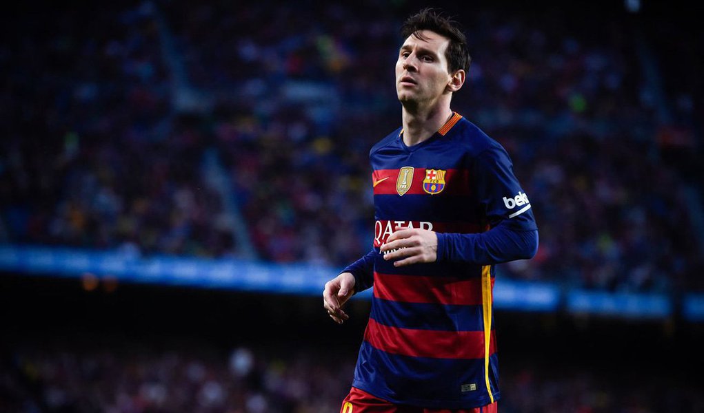 Eleito o melhor jogador do mundo pela quinta vez, o craque argentino do FC Barcelona Lionel Messi e seu pai Jorge foram condenados nesta quarta-feira a pena de 21 meses por uma fraude fiscal milionária na Espanha; mas dificilmente serão levados para a prisão porque as penas são inferiores a dois anos; ambos foram julgados no mês passado por uma fraude fiscal de 4,16 milhões de euros em um tribunal de Barcelona, que nesta quarta-feira declarou os dois culpados e anunciou uma multa total de 3,68 milhões de euros (Foto: Roberta Namour) Eleito o melhor jogador do mundo pela quinta vez, o craque argentino do FC Barcelona Lionel Messi e seu pai Jorge foram condenados nesta quarta-feira a pena de 21 meses por uma fraude fiscal milionária na Espanha; mas dificilmente serão levados para a prisão porque as penas são inferiores a dois anos; ambos foram julgados no mês passado por uma fraude fiscal de 4,16 milhões de euros em um tribunal de Barcelona, que nesta quarta-feira declarou os dois culpados e anunciou uma multa total de 3,68 milhões de euros