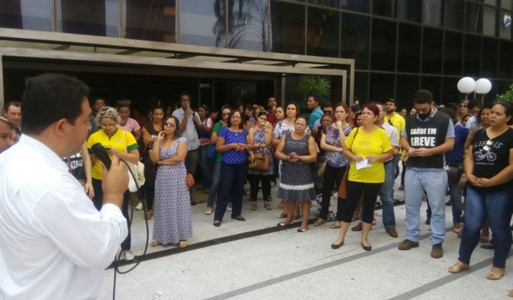 Sindicato dos Servidores Públicos do Tocantins (Sisepe) apresentou a proposta do governo estadual aos servidores em greve, durante concentração na Assembleia Legislativa, em Palmas; segundo o presidente do Sisepe, Cleiton Pinheiro, os servidores iniciaram as sugestões para a construção de uma contraproposta que será enviada ao Estado; segundo Pinheiro, "foi dada toda liberdade para que a categoria apresente sugestões para ser consolidada nossa contraproposta. Neste momento ainda está em fase de construção destas proposituras"; "Não podemos interferir na decisão da categoria, pois cada um pensa de uma forma e temos que respeitar, juntar todas as propostas para então consolidar", afirmou
(Foto: Leonardo Lucena) Sindicato dos Servidores Públicos do Tocantins (Sisepe) apresentou a proposta do governo estadual aos servidores em greve, durante concentração na Assembleia Legislativa, em Palmas; segundo o presidente do Sisepe, Cleiton Pinheiro, os servidores iniciaram as sugestões para a construção de uma contraproposta que será enviada ao Estado; segundo Pinheiro, "foi dada toda liberdade para que a categoria apresente sugestões para ser consolidada nossa contraproposta. Neste momento ainda está em fase de construção destas proposituras"; "Não podemos interferir na decisão da categoria, pois cada um pensa de uma forma e temos que respeitar, juntar todas as propostas para então consolidar", afirmou