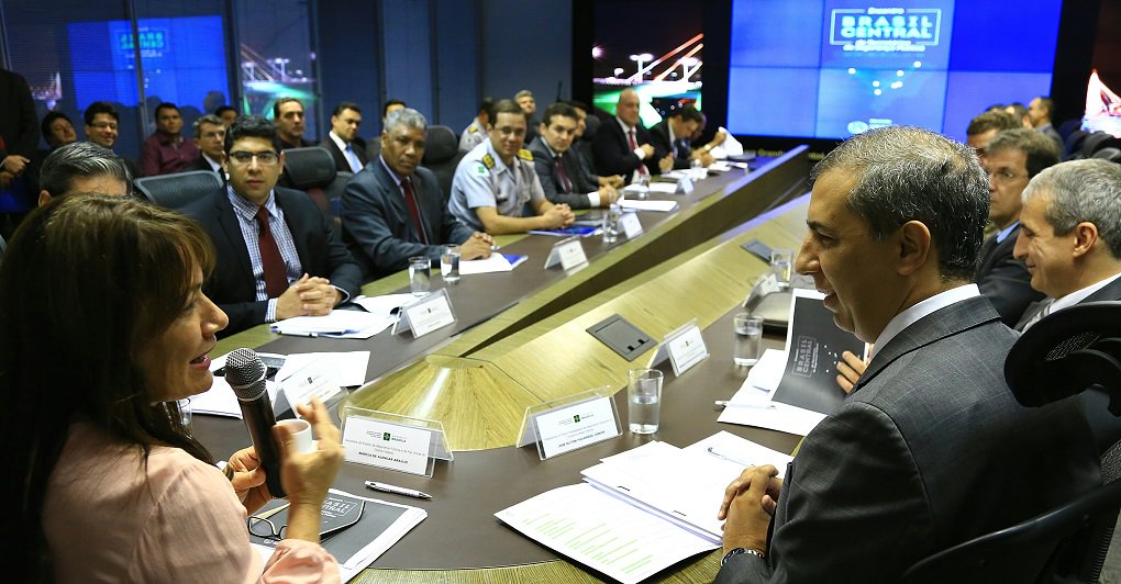 O vice-governador e secretário de Segurança Pública, José Eliton, é o presidente do Pacto Interestadual de Segurança Integrada de oito estados do Brasil Central e DF para conjugação de esforços no combate ao crime organizado; ele já coordenou o encontro, em Brasília, que reuniu por dois dias técnicos e representantes de Segurança Pública dos estados na formatação do acordo de cooperação a ser assinado pelos governadores do Consórcio Brasil Central em agosto próximo; paralelamente às questões de caráter deliberativo, os estados já deram início à execução de ações e estratégias conjuntas (Foto: José Barbacena) O vice-governador e secretário de Segurança Pública, José Eliton, é o presidente do Pacto Interestadual de Segurança Integrada de oito estados do Brasil Central e DF para conjugação de esforços no combate ao crime organizado; ele já coordenou o encontro, em Brasília, que reuniu por dois dias técnicos e representantes de Segurança Pública dos estados na formatação do acordo de cooperação a ser assinado pelos governadores do Consórcio Brasil Central em agosto próximo; paralelamente às questões de caráter deliberativo, os estados já deram início à execução de ações e estratégias conjuntas