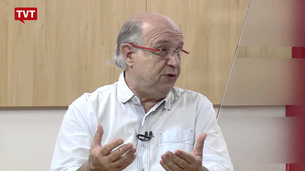 Para o analista político Paulo Vannuchi, a tentativa da Folha de S.Paulo de omitir dado colhido pelo seu instituto de pesquisa, o Datafolha, em que 60% dos entrevistados seriam favoráveis à realização de novas eleições para presidente é "vergonhoso"; segundo Vannuchi, chama a atenção a mudança de posição da Folha de S.Paulo que, adotou posição editorial crítica ao governo provisório de Michel Temer, se manifestando, inclusive, a favor da realização de novas eleições, que agora tenta esconder; "Existe hoje, no Brasil, um clima geral de golpe, de atentado à democracia. Parte substantiva desse golpe contra Dilma, contra a democracia brasileira e o voto popular, é desempenhada pela mídia", disse ele em entrevista ao Seu Jornal, da TVT; assista (Foto: Aquiles Lins) Para o analista político Paulo Vannuchi, a tentativa da Folha de S.Paulo de omitir dado colhido pelo seu instituto de pesquisa, o Datafolha, em que 60% dos entrevistados seriam favoráveis à realização de novas eleições para presidente é "vergonhoso"; segundo Vannuchi, chama a atenção a mudança de posição da Folha de S.Paulo que, adotou posição editorial crítica ao governo provisório de Michel Temer, se manifestando, inclusive, a favor da realização de novas eleições, que agora tenta esconder; "Existe hoje, no Brasil, um clima geral de golpe, de atentado à democracia. Parte substantiva desse golpe contra Dilma, contra a democracia brasileira e o voto popular, é desempenhada pela mídia", disse ele em entrevista ao Seu Jornal, da TVT; assista