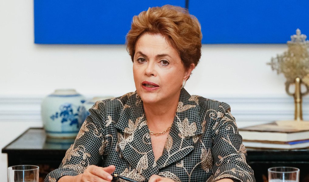 A presidente eleita Dilma Rousseff decidiu não depor pessoalmente à comissão do impeachment no Senado na próxima quarta (6); seu advogado, o ex-ministro José Eduardo Cardozo, deve falar no lugar dela; Dilma não era obrigada a comparecer no depoimento; aliados avaliam que, caso seja para ir pessoalmente ao Senado, que o faça no plenário, não na comissão especial (Foto: Valter Lima) A presidente eleita Dilma Rousseff decidiu não depor pessoalmente à comissão do impeachment no Senado na próxima quarta (6); seu advogado, o ex-ministro José Eduardo Cardozo, deve falar no lugar dela; Dilma não era obrigada a comparecer no depoimento; aliados avaliam que, caso seja para ir pessoalmente ao Senado, que o faça no plenário, não na comissão especial