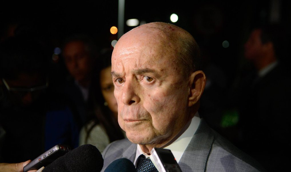 O governador em exercício do Rio, Francisco Dornelles, anunciou que a decretação do estado de calamidade pública abrirá espaço para a tomada de medidas muito duras nos próximos dias para enfrentar a crise econômica no estado; ele, porém, não quis detalhar quais medidas serão tomadas a partir da próxima semana; “O decreto de calamidade pública tem objetivo de chamar a atenção de toda a sociedade do Rio para os problemas que vive o estado, abrindo caminho para que a gente possa tomar medidas muito duras no campo da administração. Isso, no momento oportuno, nós vamos equacionar”, disse (Foto: Valter Lima) O governador em exercício do Rio, Francisco Dornelles, anunciou que a decretação do estado de calamidade pública abrirá espaço para a tomada de medidas muito duras nos próximos dias para enfrentar a crise econômica no estado; ele, porém, não quis detalhar quais medidas serão tomadas a partir da próxima semana; “O decreto de calamidade pública tem objetivo de chamar a atenção de toda a sociedade do Rio para os problemas que vive o estado, abrindo caminho para que a gente possa tomar medidas muito duras no campo da administração. Isso, no momento oportuno, nós vamos equacionar”, disse