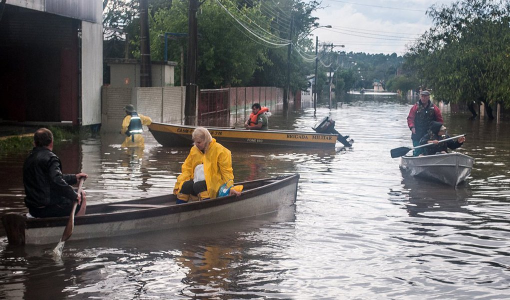 Depois de São Sebastião do Caí, foi a vez do município de Montenegro decretar situação de emergência em função das chuvas dos últimos dias; a cidade estima que os prejuízos cheguem a R$ 6 milhões; até a tarde de quarta, a defesa civil da cidade calculava que 180 pessoas tenham ficado desabrigadas. Amorete Tavares, coordenador da defesa, estima que 30% da cidade esteja debaixo d’água.; prejuízos com enchente que atingiu Montenegro irão superar aos 2,77% da receita corrente líquida do município (Foto: Leonardo Lucena) Depois de São Sebastião do Caí, foi a vez do município de Montenegro decretar situação de emergência em função das chuvas dos últimos dias; a cidade estima que os prejuízos cheguem a R$ 6 milhões; até a tarde de quarta, a defesa civil da cidade calculava que 180 pessoas tenham ficado desabrigadas. Amorete Tavares, coordenador da defesa, estima que 30% da cidade esteja debaixo d’água.; prejuízos com enchente que atingiu Montenegro irão superar aos 2,77% da receita corrente líquida do município
