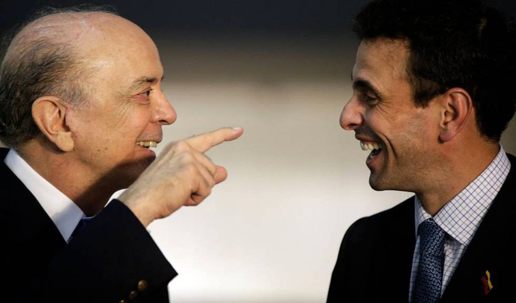 Em encontro com o líder opositor venezuelano Henrique Capriles, chanceler José Serra disse que o Brasil vê "com bons olhos" a convocação do referendo revogatório contra o presidente Nicolás Maduro, segundo nota divulgada pelo ministério; é a primeira vez que o Itamaraty se posiciona abertamente em favor do referendo; "O ministro enfatizou o imperativo de que sejam plenamente respeitadas a constituição e as leis venezuelanas e, nesse sentido, a independência e as prerrogativas dos diferentes poderes do Estado, de modo a que prevaleça a vontade soberana do povo venezuelano", diz o comunicado (Foto: Roberta Namour) Em encontro com o líder opositor venezuelano Henrique Capriles, chanceler José Serra disse que o Brasil vê "com bons olhos" a convocação do referendo revogatório contra o presidente Nicolás Maduro, segundo nota divulgada pelo ministério; é a primeira vez que o Itamaraty se posiciona abertamente em favor do referendo; "O ministro enfatizou o imperativo de que sejam plenamente respeitadas a constituição e as leis venezuelanas e, nesse sentido, a independência e as prerrogativas dos diferentes poderes do Estado, de modo a que prevaleça a vontade soberana do povo venezuelano", diz o comunicado
