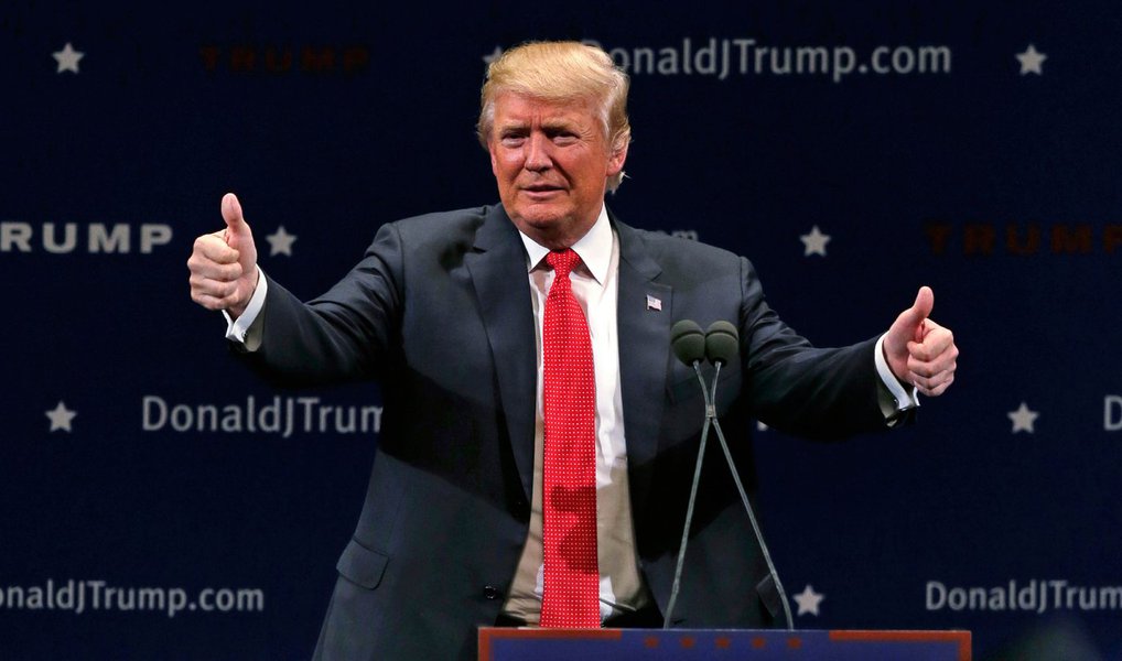 O empresário Donald Trump se tornou oficialmente o candidato do Partido Republicano à presidência dos EUA nesta terça (19), ao vencer a votação realizada durante a convenção oficial do partido em Cleveland, Ohio; ele garantiu a maioria necessária de 1.237 durante as prévias, ainda em maio; o anúncio de que ele tinha conseguido esse apoio foi feito pelo filho mais velho, Donald Jr., delegado por Nova York (Foto: Valter Lima) O empresário Donald Trump se tornou oficialmente o candidato do Partido Republicano à presidência dos EUA nesta terça (19), ao vencer a votação realizada durante a convenção oficial do partido em Cleveland, Ohio; ele garantiu a maioria necessária de 1.237 durante as prévias, ainda em maio; o anúncio de que ele tinha conseguido esse apoio foi feito pelo filho mais velho, Donald Jr., delegado por Nova York