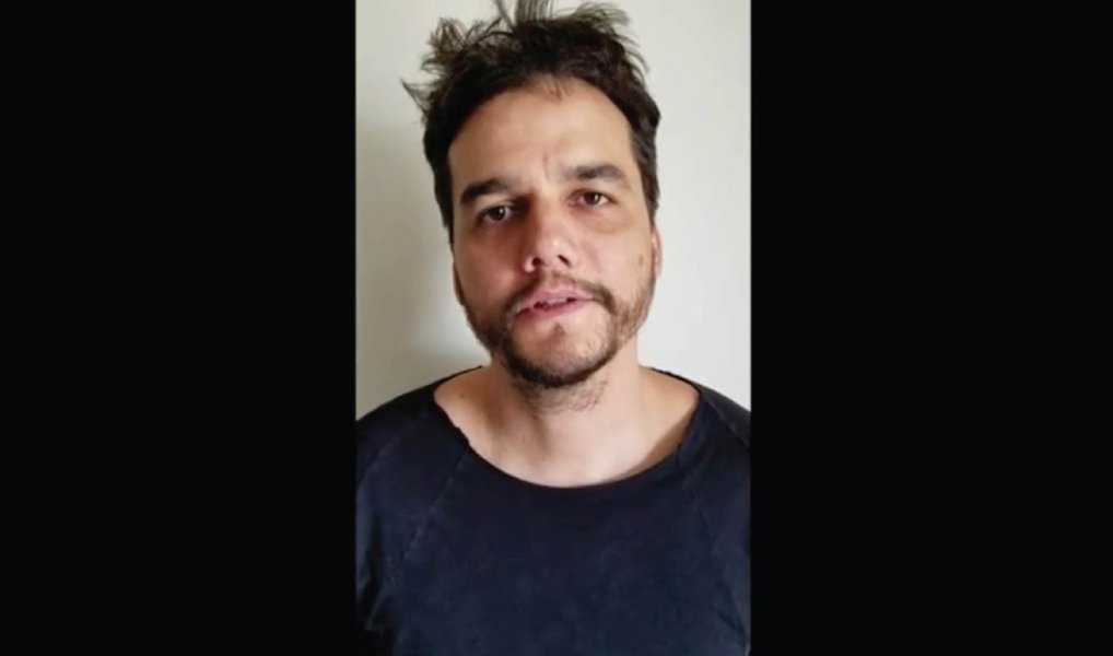 Em vídeo postado nas redes sociais, ator diz ter "muito orgulho da resistência dos artistas brasileiros" contra o golpe no Brasil e afirma apoiar o projeto "Canta a Democracia", que arrecada recursos para produzir dois shows com diversos artistas em defesa da democracia; vídeo (Foto: Gisele Federicce) Em vídeo postado nas redes sociais, ator diz ter "muito orgulho da resistência dos artistas brasileiros" contra o golpe no Brasil e afirma apoiar o projeto "Canta a Democracia", que arrecada recursos para produzir dois shows com diversos artistas em defesa da democracia; vídeo