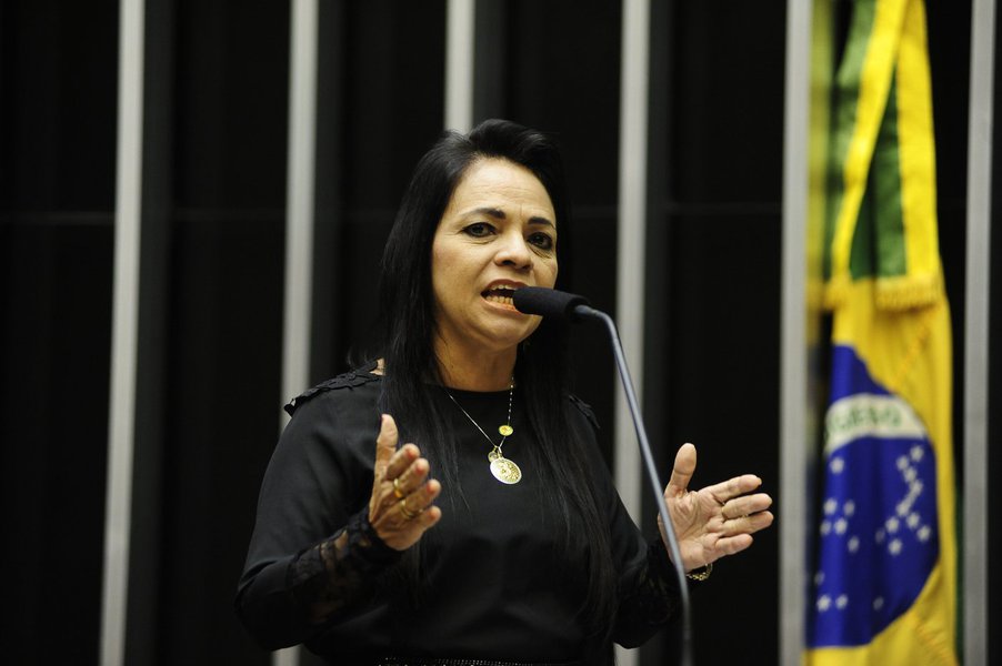 Deputada baiana Moema Gramacho, do PT, afirma que durante o processo de impeachment, até a votação da admissibilidade na Câmara, a presidente Dilma Rousseff "sofreu ataques à sua honra", e chama atenção para sua "força"; "Eu sou a favor das investigações, mas as investigações não podem ser seletivas, não pode passar a mão pela cabeça de alguns. Acho Dilma uma mulher firme, ninguém teria suportado o que Dilma suportou e está suportando. Vasculharam a vida dela de cabo a rabo e não acharam nada" (Foto: Romulo Faro) Deputada baiana Moema Gramacho, do PT, afirma que durante o processo de impeachment, até a votação da admissibilidade na Câmara, a presidente Dilma Rousseff "sofreu ataques à sua honra", e chama atenção para sua "força"; "Eu sou a favor das investigações, mas as investigações não podem ser seletivas, não pode passar a mão pela cabeça de alguns. Acho Dilma uma mulher firme, ninguém teria suportado o que Dilma suportou e está suportando. Vasculharam a vida dela de cabo a rabo e não acharam nada"