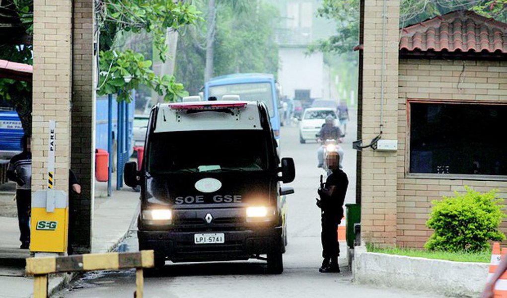 A Secretaria de Administração Penitenciária (Seap) reforçou a vigilância no presídio Jonas Lopes de Carvalho, Bangu 4, em Gericinó, na Zona Oeste do Rio; o governo fluminense decidiu aumentar o número de agentes penitenciários na unidade, após a informação de que detentos de uma facção paulista que cumprem pena no local tentariam fugir (Foto: Leonardo Lucena) A Secretaria de Administração Penitenciária (Seap) reforçou a vigilância no presídio Jonas Lopes de Carvalho, Bangu 4, em Gericinó, na Zona Oeste do Rio; o governo fluminense decidiu aumentar o número de agentes penitenciários na unidade, após a informação de que detentos de uma facção paulista que cumprem pena no local tentariam fugir