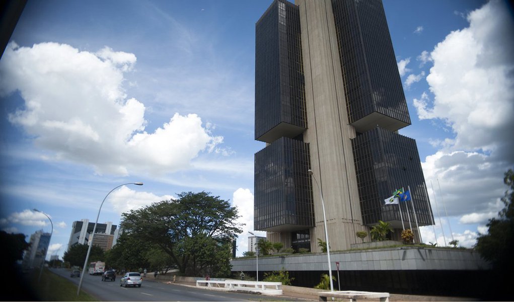 Instituições financeiras consultadas pelo Banco Central (BC) esperam redução de 0,25 ponto percentual na taxa básica de juros, a Selic, nesta semana; nesta terça-feira e quarta-feira (19), o Comitê de Política Monetária (Copom) do BC reúne-se para definir a taxa de juros, que atualmente está em 14,25% ao ano; para a inflação, as instituições financeiras reduziram de 7,04% para 7,01% a estimativa para o IPCA (Foto: Aquiles Lins) Instituições financeiras consultadas pelo Banco Central (BC) esperam redução de 0,25 ponto percentual na taxa básica de juros, a Selic, nesta semana; nesta terça-feira e quarta-feira (19), o Comitê de Política Monetária (Copom) do BC reúne-se para definir a taxa de juros, que atualmente está em 14,25% ao ano; para a inflação, as instituições financeiras reduziram de 7,04% para 7,01% a estimativa para o IPCA