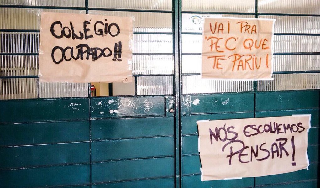 A disparada no número das ocupações ocorreu depois que o governador Beto Richa (PSDB) declarou guerra aos estudantes; o tucano gravou um vídeo apelando para o diálogo com os estudantes, no entanto, ele pediu na Justiça a reintegração de posse das escolas; Richa havia jurado que não tomaria essa atitude enquanto conversasse com a União Paranaense dos Estudantes Secundaristas (UPES); presidente da entidade, Camila Lanes disparou contra Richa: “você rouba da construção das escolas para pagar sua campanha eleitoral” (Foto: Leonardo Lucena) A disparada no número das ocupações ocorreu depois que o governador Beto Richa (PSDB) declarou guerra aos estudantes; o tucano gravou um vídeo apelando para o diálogo com os estudantes, no entanto, ele pediu na Justiça a reintegração de posse das escolas; Richa havia jurado que não tomaria essa atitude enquanto conversasse com a União Paranaense dos Estudantes Secundaristas (UPES); presidente da entidade, Camila Lanes disparou contra Richa: “você rouba da construção das escolas para pagar sua campanha eleitoral”