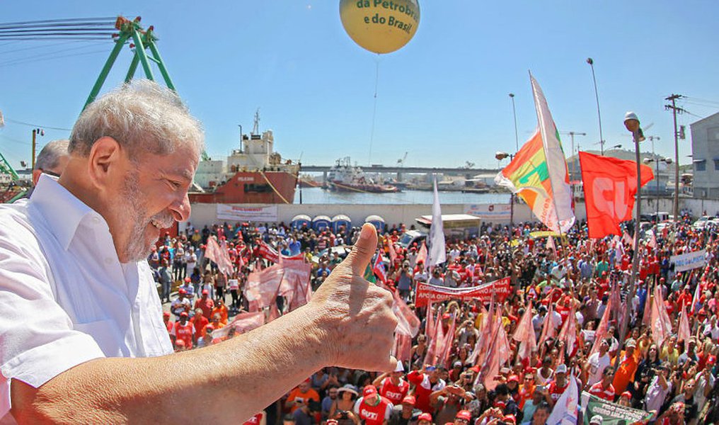 "O golpe foi dado para tirar o PT do governo, mas também para tentar impedir que as elites brasileiras voltem a perder o controle do Estado e tenham que conviver com governos que não fazem o que elas querem. Para demonstrar que as elites não aceitam mais perder eleições e têm que aceitar o resultado dessas eleições. E esse risco teve um nome preciso e continua tendo: Lula", escreve Emir Sader, sociólogo e colunista do 247; "Já não importa que o Judiciário apareça, em todas as suas instâncias, como um simulacro de órgão que garanta a Constituição e a democracia. Às favas com as aparências. Agora se trata de blindar o capitalismo brasileiro e o Estado brasileiro, para que sigam sob o controle das minorias, que sempre haviam dirigido o Brasil", afirma (Foto: Emir Sader) "O golpe foi dado para tirar o PT do governo, mas também para tentar impedir que as elites brasileiras voltem a perder o controle do Estado e tenham que conviver com governos que não fazem o que elas querem. Para demonstrar que as elites não aceitam mais perder eleições e têm que aceitar o resultado dessas eleições. E esse risco teve um nome preciso e continua tendo: Lula", escreve Emir Sader, sociólogo e colunista do 247; "Já não importa que o Judiciário apareça, em todas as suas instâncias, como um simulacro de órgão que garanta a Constituição e a democracia. Às favas com as aparências. Agora se trata de blindar o capitalismo brasileiro e o Estado brasileiro, para que sigam sob o controle das minorias, que sempre haviam dirigido o Brasil", afirma