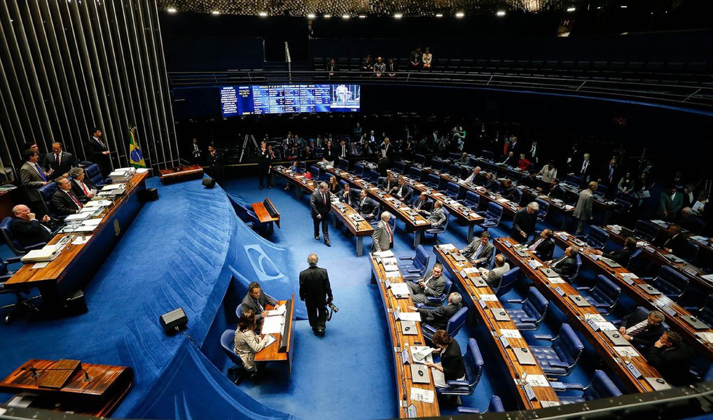 Assistente fiscal do escritório A. Augusto Grellert Advogados Associados, Mariana Luiza dos Santos avalia que a mudança do texto base do projeto de ampliação do Supersimples, que eleva de R$ 3,6 milhões para R$ 4,8 milhões o teto da receita bruta das empresas que podem optar pelo Simples Nacional é uma ótima medida, visto que muitos donos criam novas empresas para não deixarem de se enquadrar no Supersimples; segundo ela, outros acabam freando seu crescimento, pois a opção por outro regime de tributação, com carga mais elevada de cobrança, acaba gerando a paralização ou o fim das atividades de uma empresa que poderia estar ativa no mercado (Foto: Leonardo Lucena) Assistente fiscal do escritório A. Augusto Grellert Advogados Associados, Mariana Luiza dos Santos avalia que a mudança do texto base do projeto de ampliação do Supersimples, que eleva de R$ 3,6 milhões para R$ 4,8 milhões o teto da receita bruta das empresas que podem optar pelo Simples Nacional é uma ótima medida, visto que muitos donos criam novas empresas para não deixarem de se enquadrar no Supersimples; segundo ela, outros acabam freando seu crescimento, pois a opção por outro regime de tributação, com carga mais elevada de cobrança, acaba gerando a paralização ou o fim das atividades de uma empresa que poderia estar ativa no mercado