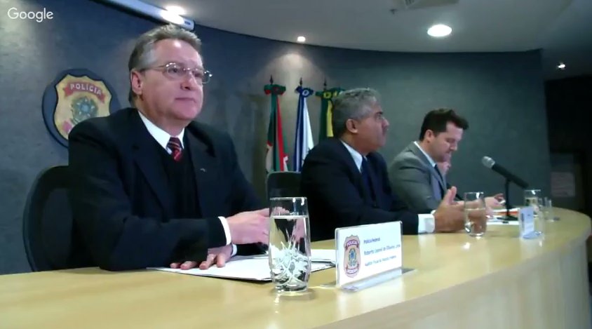 O juiz Sérgio Moro, o procurador Carlos Fernando e o delegado Igor de Paula são "cabos eleitorais" do PSDB, do DEM e até mesmo do PMDB, que está a usurpar o poder central por meio de um golpe de estado bananeiro — terceiro-mundista (Foto: Davis Sena Filho) O juiz Sérgio Moro, o procurador Carlos Fernando e o delegado Igor de Paula são "cabos eleitorais" do PSDB, do DEM e até mesmo do PMDB, que está a usurpar o poder central por meio de um golpe de estado bananeiro — terceiro-mundista