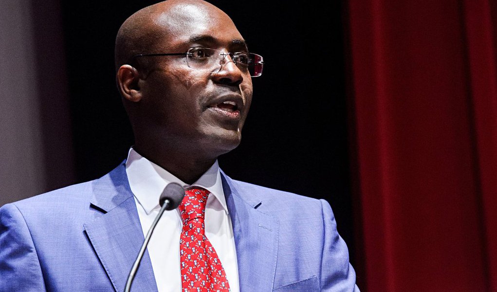 Em São PAulo para participar de um evento de jornalismo investigativo, o jornalista angolano Rafael Marques Morais disse que a Odebrecht pratica corrupção "há anos" em Angola, e que as descobertas da operação Lava Jato sobre a empreiteira no país africano não lhe surpreendem; "A única surpresa é por que demorou tanto tempo. A Odebrecht faz isso há décadas. A única surpresa para o povo angolano é o fato de só agora essa informação estar a vir a público", afirmou; "Num país normal, a Odebrecht teria que ser investigada por estabelecer uma parceria corrupta com dirigentes angolanos" (Foto: Aquiles Lins) Em São PAulo para participar de um evento de jornalismo investigativo, o jornalista angolano Rafael Marques Morais disse que a Odebrecht pratica corrupção "há anos" em Angola, e que as descobertas da operação Lava Jato sobre a empreiteira no país africano não lhe surpreendem; "A única surpresa é por que demorou tanto tempo. A Odebrecht faz isso há décadas. A única surpresa para o povo angolano é o fato de só agora essa informação estar a vir a público", afirmou; "Num país normal, a Odebrecht teria que ser investigada por estabelecer uma parceria corrupta com dirigentes angolanos"