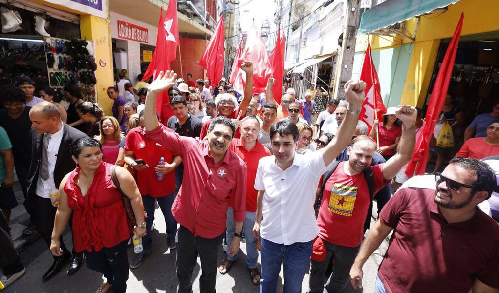 Crescimento do prefeito Geraldo Julio (PSB) nas pesquisas de intenção de voto levou o seu principal adversário na corrida pela Prefeitura do Recife, o ex-prefeito João Paulo (PT), a anunciar que irá contratar uma pesquisa eleitoral independente; "É lógico que nós respeitamos as pesquisas, mas não bate com a nossa amostragem. No pior dos cenários, estamos empatados tecnicamente. Mas como desafio nós vamos contratar uma pesquisa oficial de um instituto de renome para que a gente possa fazer um contraponto a algumas pesquisas que têm surgido aí", justificou; do Instituto de Pesquisas Mauricio de Nassau, aponta que Geraldo Julio lidera as pesquisas de intenção de voto com 34,2% da preferência do eleitorado contra 24,8% de João Paulo (Foto: Paulo Emílio) Crescimento do prefeito Geraldo Julio (PSB) nas pesquisas de intenção de voto levou o seu principal adversário na corrida pela Prefeitura do Recife, o ex-prefeito João Paulo (PT), a anunciar que irá contratar uma pesquisa eleitoral independente; "É lógico que nós respeitamos as pesquisas, mas não bate com a nossa amostragem. No pior dos cenários, estamos empatados tecnicamente. Mas como desafio nós vamos contratar uma pesquisa oficial de um instituto de renome para que a gente possa fazer um contraponto a algumas pesquisas que têm surgido aí", justificou; do Instituto de Pesquisas Mauricio de Nassau, aponta que Geraldo Julio lidera as pesquisas de intenção de voto com 34,2% da preferência do eleitorado contra 24,8% de João Paulo